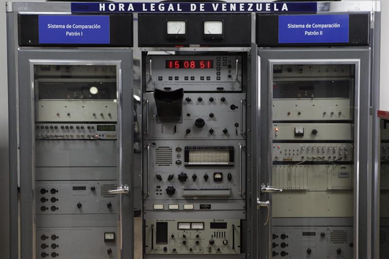 Paneles de control horario en Caracas (Venezuela) que ha adelantado en 30 minutos su hora oficial para aprovechar más el sol ante la sequía. 