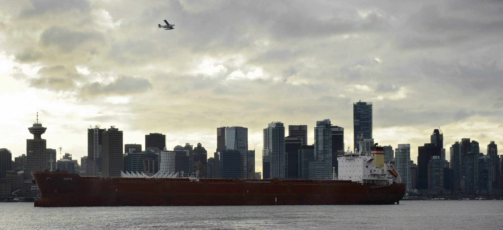 Vista de un carguero ante la ciudad de Vancouver (Canadá).