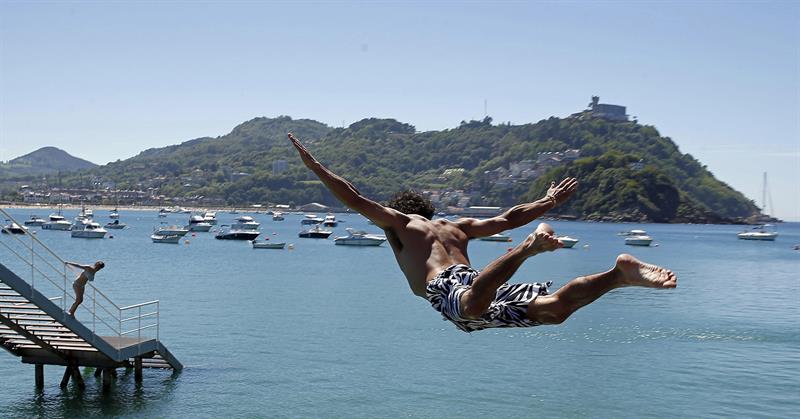 un joven salta al mar en la Concha (San Sebastián)