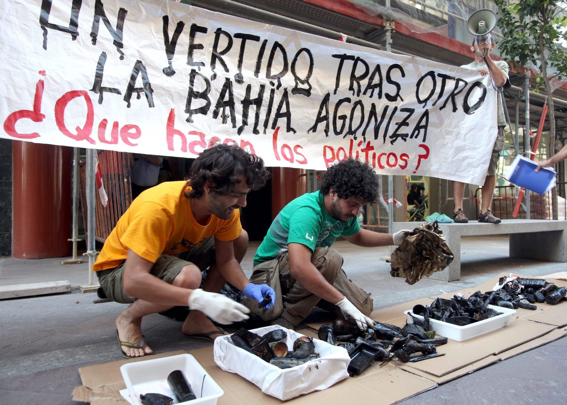 Protesta de Agaden en Algeciras por los vertidos y muertes de animales que se producen por los vertidos de los barcos,en junio de 2011