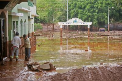 BARRA LONGA (BRASIL), 06/11/2015.- Personas sacan lodo de su casa hoy, viernes 6 de noviembre de 2015, tras la ruptura de los diques de contención de un depósito de residuos a 60 km de la ciudad de Mariana, en Barra Longa en el estado de Minas Gerais (Brasil).