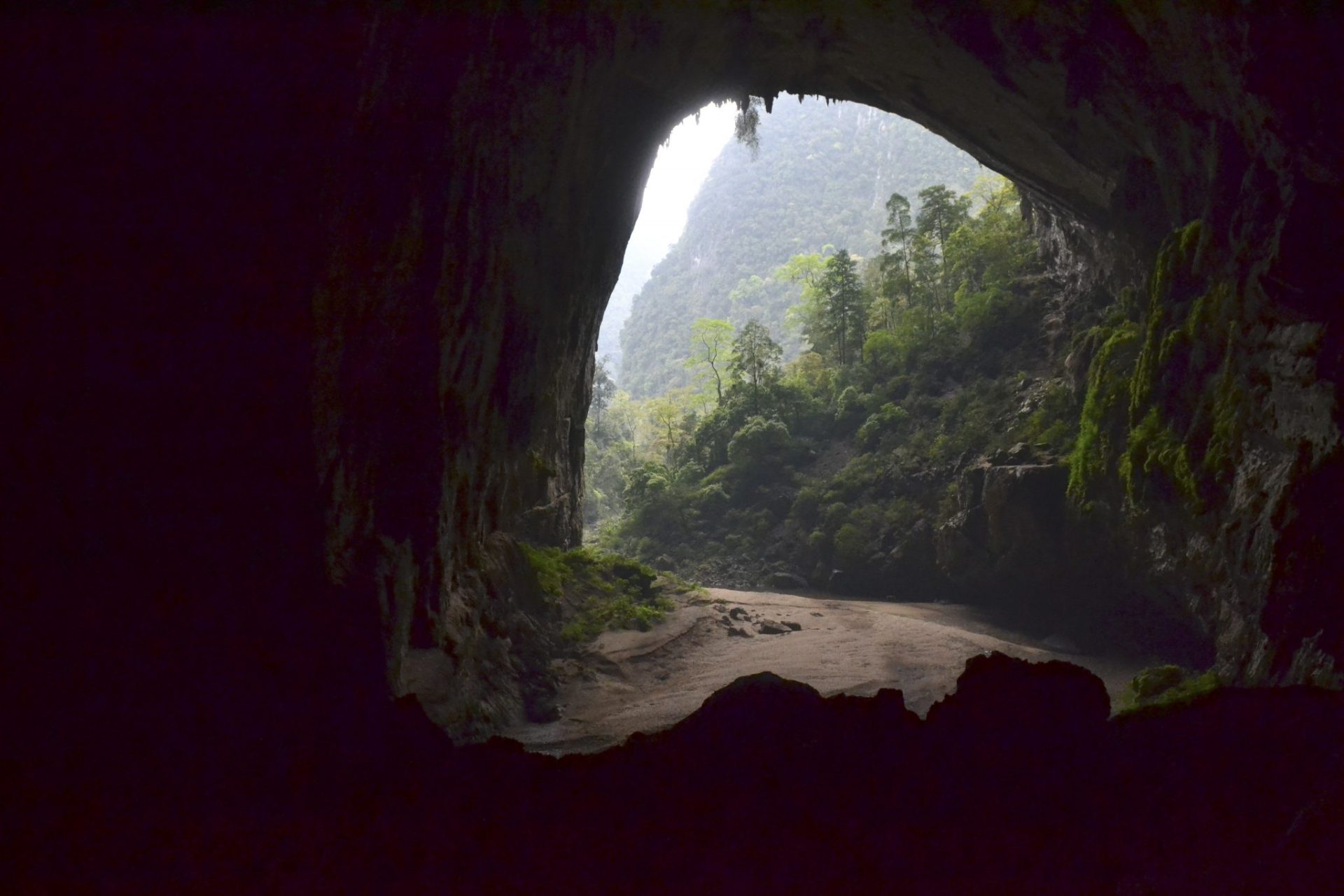 Interior de la cueva entorno en el que se rodó la película "Kong: La isla calavera".