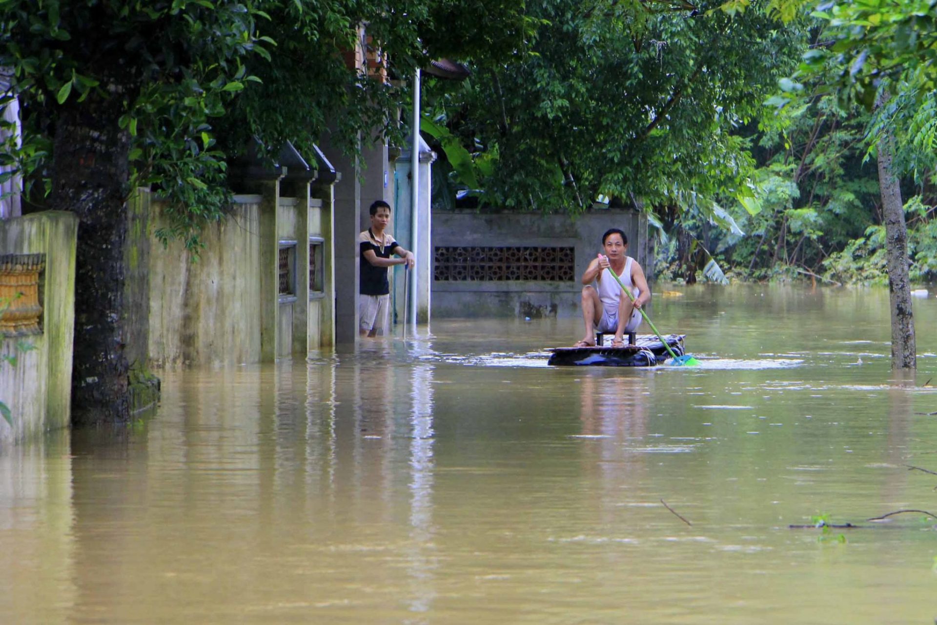 Un hombre recorre una calle de Ha Tinh en una canoa improvisada