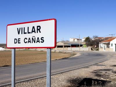 Cartel indicativo de Villar de Cañas, el pueblo elegido en 2011 para albergar la sede del Almacén Temporal Centralizado de Residuos Radiactivos (ATC), el primero de alta actividad. 
