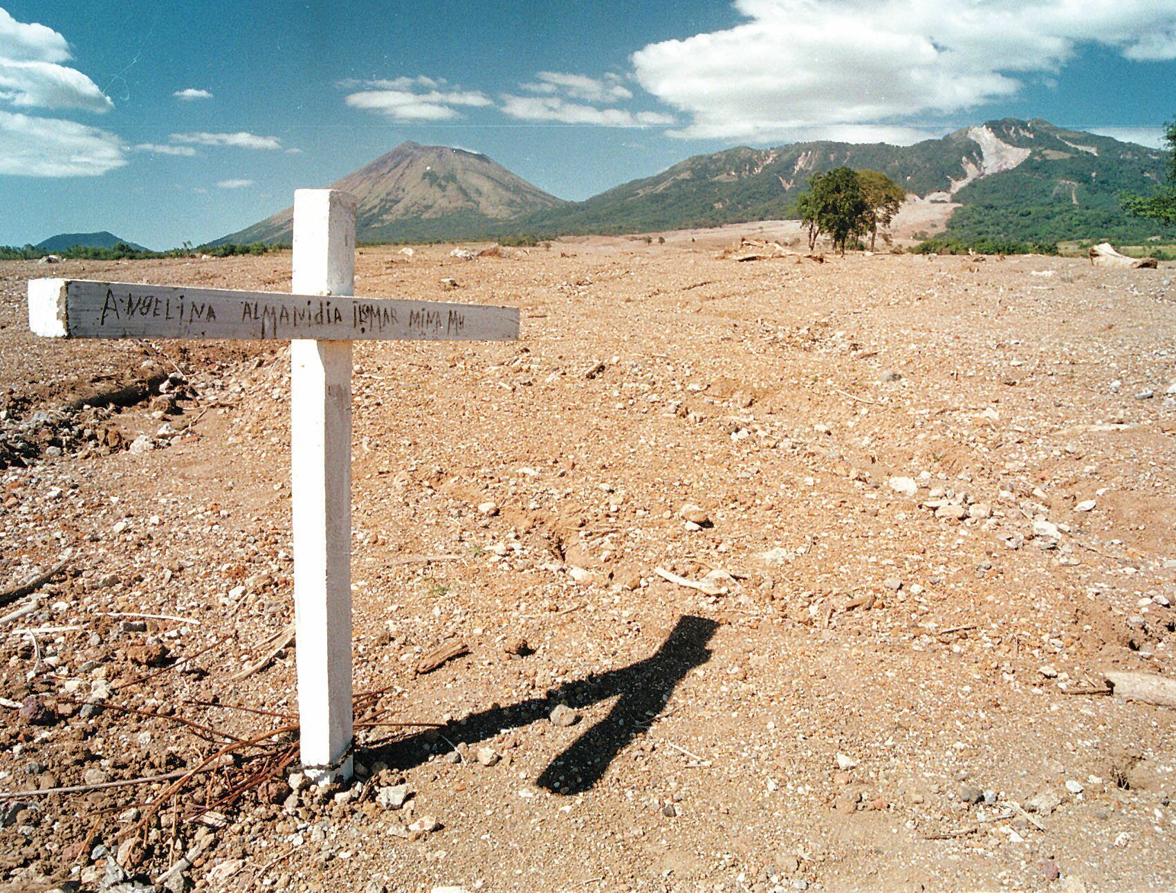 Una cruz en las faldas del volcán Casita recuerda a las víctimas de 1998.