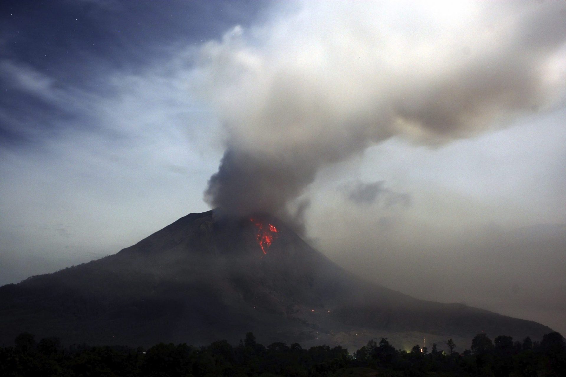 Erupción del Sinabung en octubre de 2014.