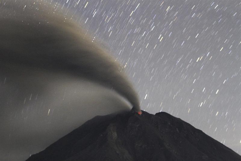 Imagen, de finales de noviembre de 2013, de una columna de cenizas sobre el volcán Sinabung, visto desde Tiga Pancur, en la región de Karo, al norte de Sumatra (Indonesia).
