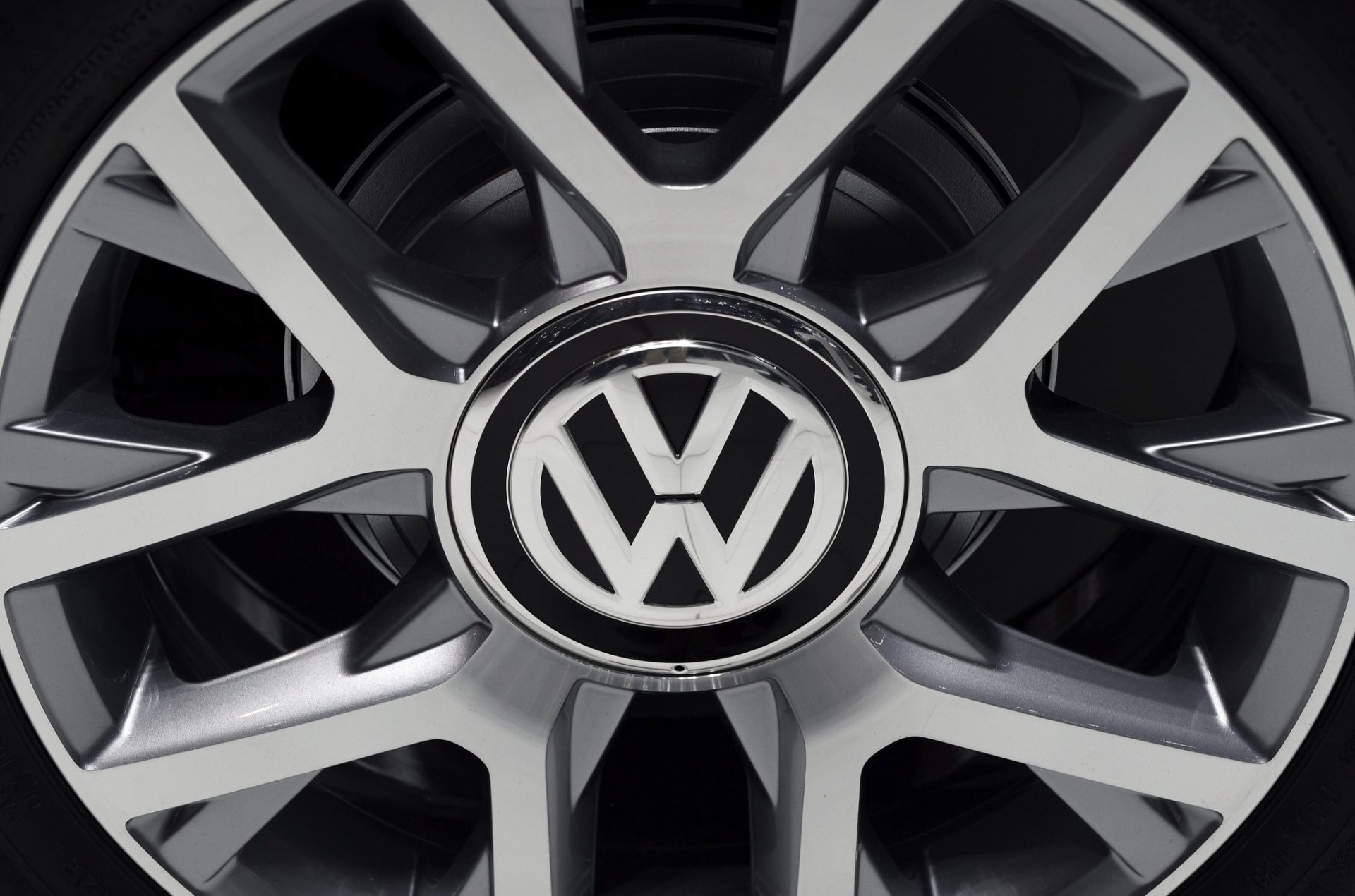 Logotipo de Volkswagen en la llanta de un coche.