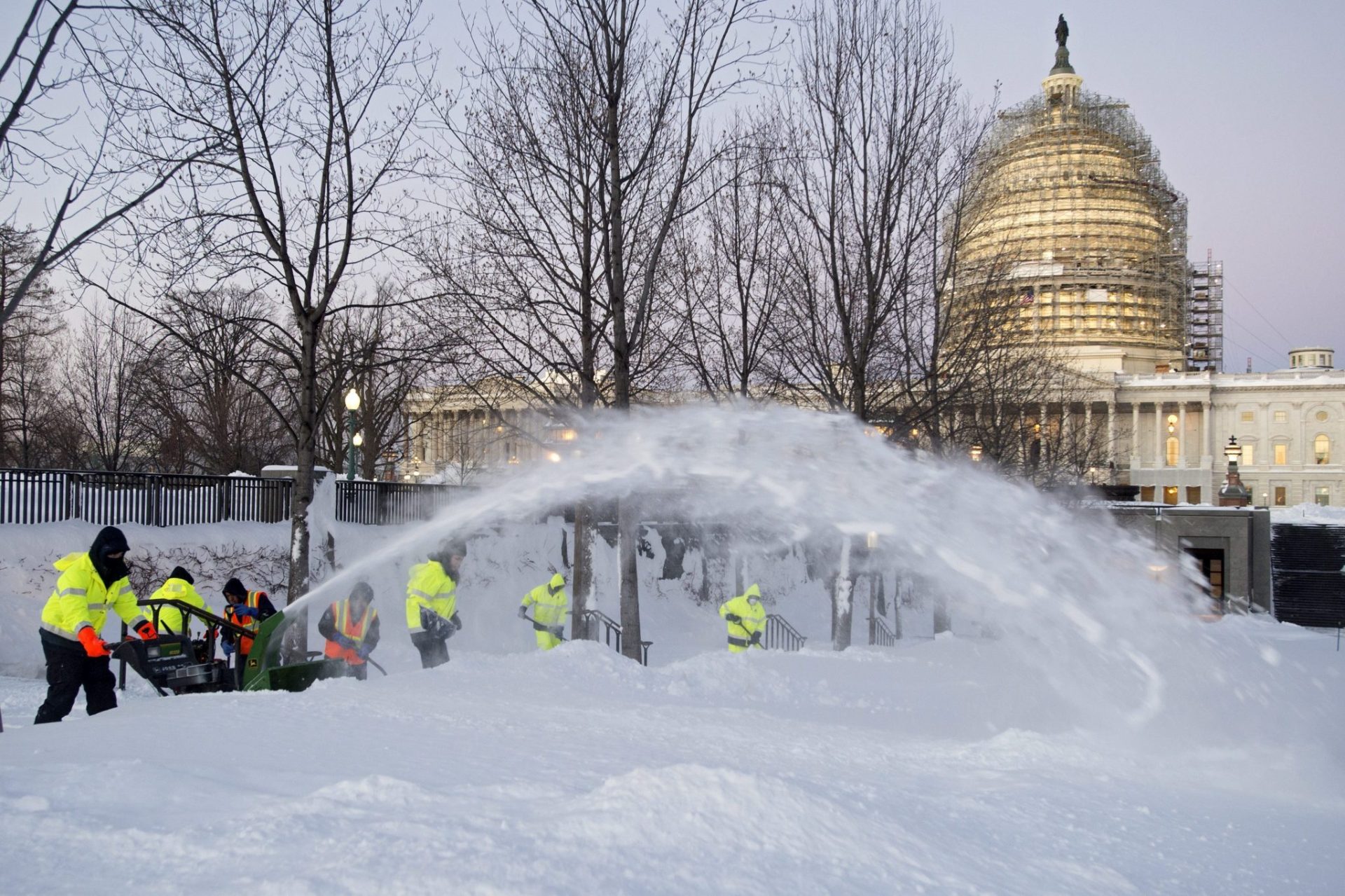 Retirando la nieve junto al Capitolio en Washington. 