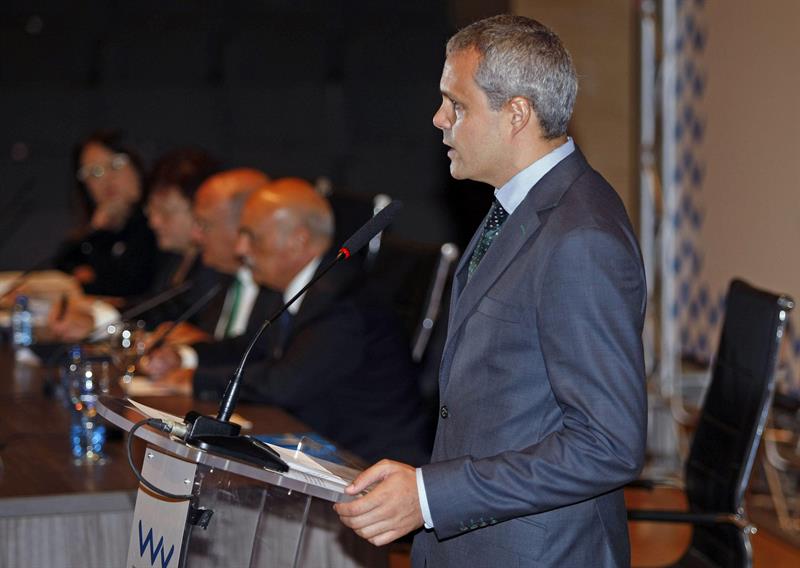 Miguel Ángel Benito, director de WATERLAW 2014, durante su intervención en el Congreso Internacional de Derecho del Agua, "Waterlaw 2014", que ha comenzado hoy en Alicante para tratar los principales problemas de la gestión del agua, incluyendo su deterioro, escasez y calidad. EFE/MORELL
