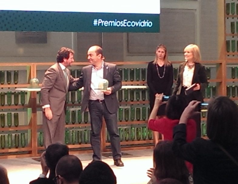 Juan Carlos del Olmo recibe el premio de manos de Iñaki Soroa en presencia de María Rey. EFE/Pedro Pablo G. May