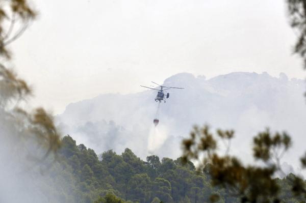 Un helicóptero lanza agua sobre el incendio de Yeste (Albacete) . EFE/Manu.