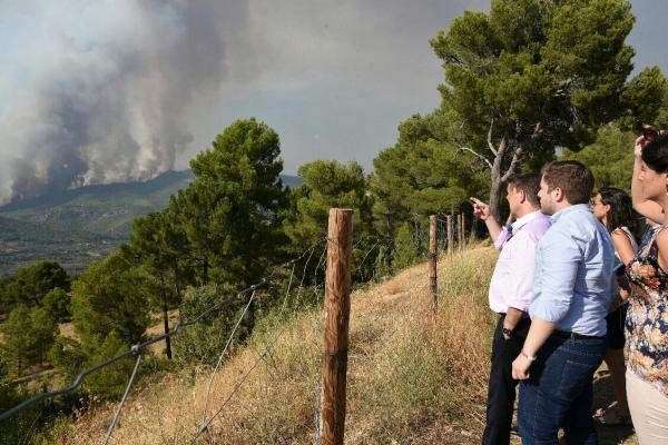 Fotografía facilitada por la Junta de Castilla-La Mancha, de su presidente Emiliano García-Page (i), durante su visita al Puesto de Mando Avanzado del incendio de Yeste.