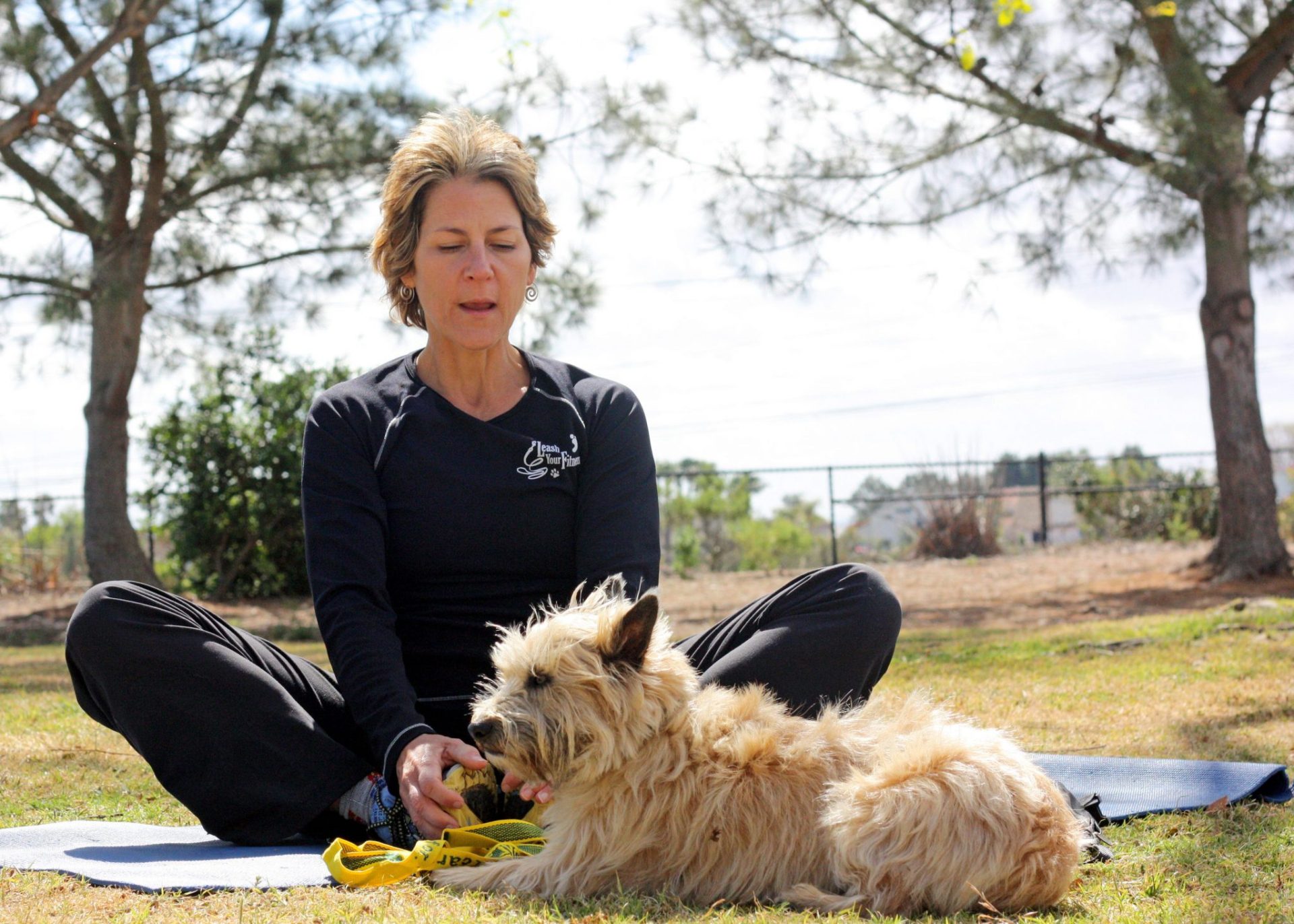 Foto archivo, práctica de yoga con animales. EFE/Armando Varela