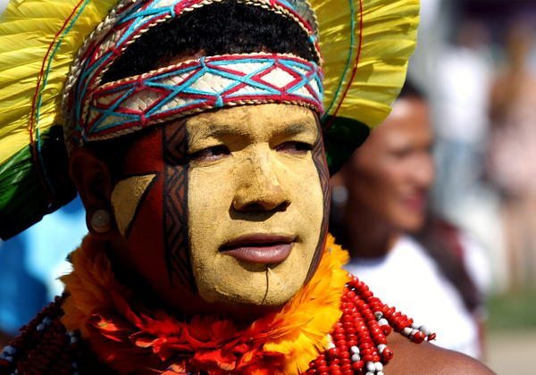 RÍO DE JANEIRO (BRASIL), 16/06/2012.- Un indígena asiste hoy, sábado 16 de junio de 2012, a la Cumbre de los Pueblos, evento paralelo a la Conferencia de las Naciones Unidas sobre el Desarrollo Sostenible (Rio), en Río de Janeiro (Brasil). El evento empezó el pasado viernes en la ciudad su labor opositora a la Río con debates acerca del "fracaso" de la "economía verde" y en contra de "la mercantilización de la naturaleza". EFE/Antonio Lacerda