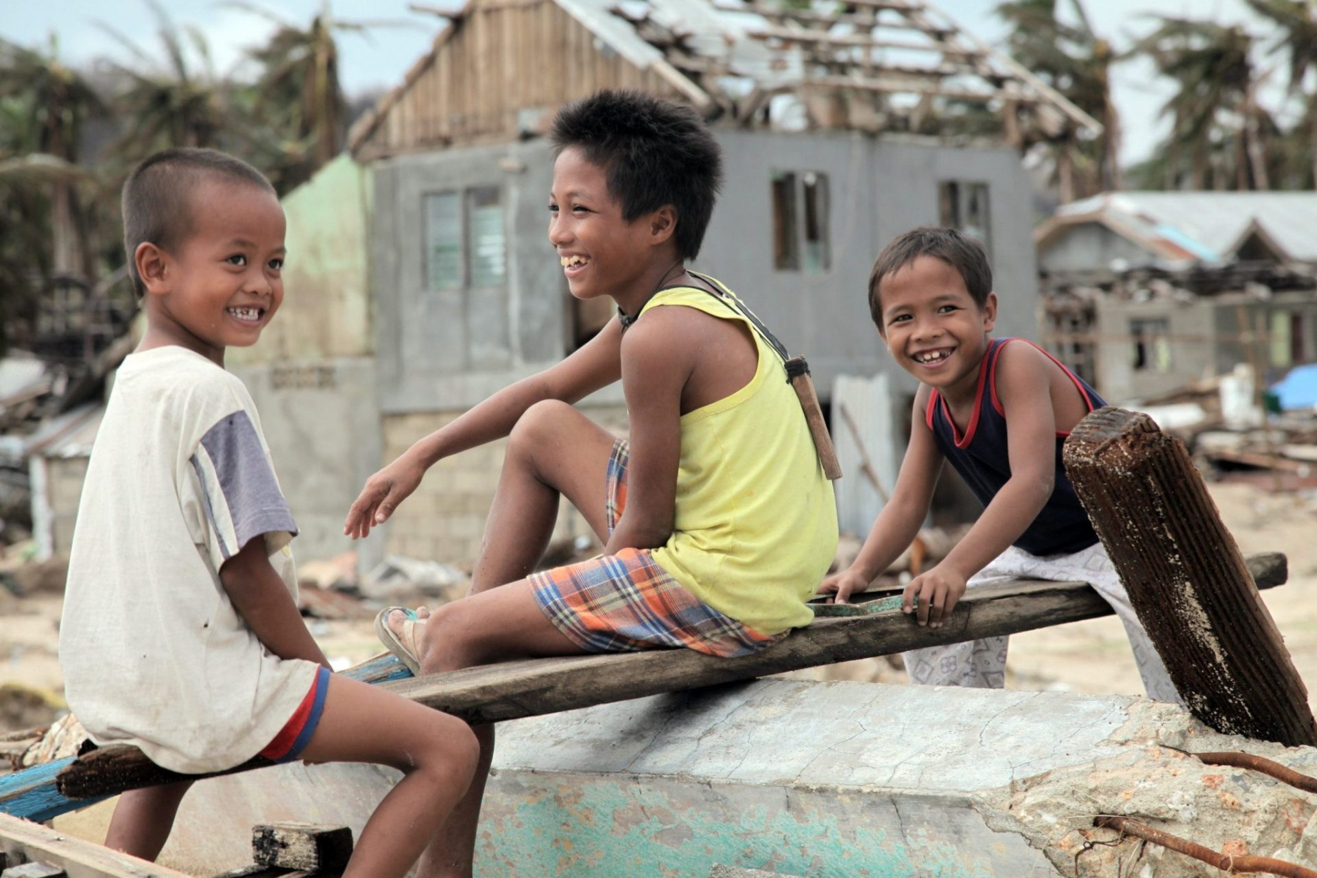 Niños y niñas en Sámar Oriental, Filipinas, tras el paso del tifón Haiyán. Plan Internacional