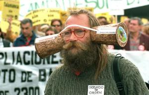 Uno de los participantes en la marcha que ha protagonizado esta mañana la plataforma contra el ruido de los aeropuertos, hace alusión a sus reivindicaciones con unos tapones de considerable tamaño. EFE/ANGEL DIAZ
