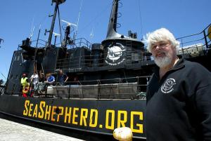 Archivo http://www.lafototeca.com 26/01/06.- El capitan canadiense Paul Watson (dcha.) junto a su barco con bandera canadiense "Farley Mowat" EFE/Nic Bothma. ¿Quieres ver todas las fotografías de EFE o adquirir alguna imágen? ventas@efe.es