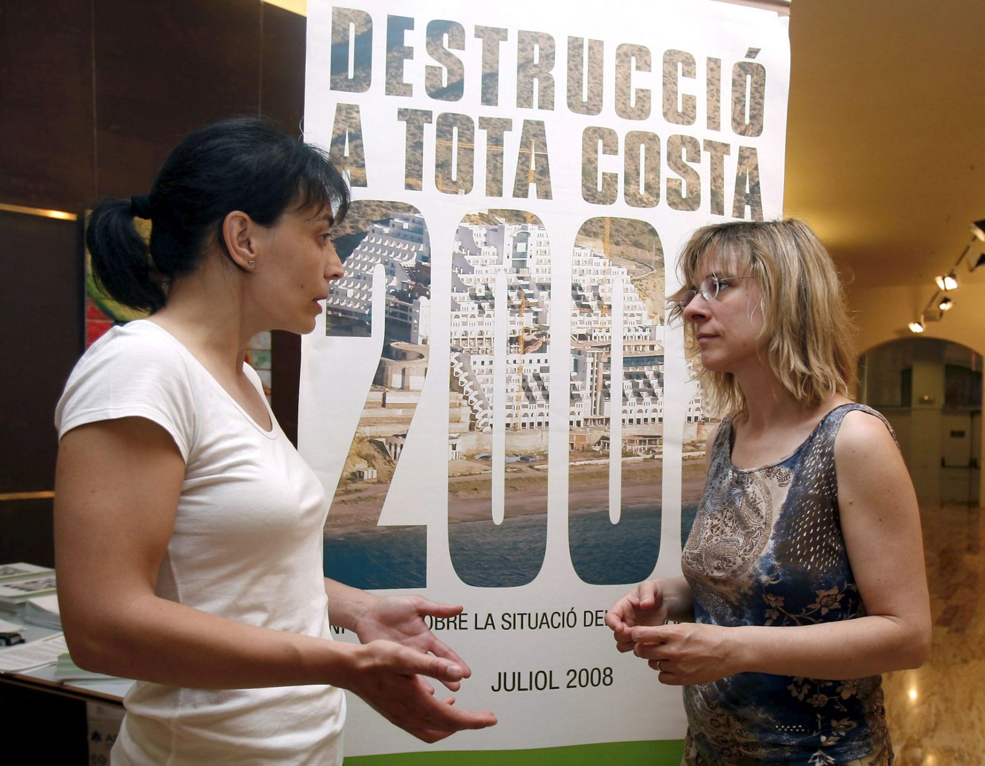  Barcelona, 02/07/08.- La responsable de campaña de costas de Greenpeace España, Sara del Río (i), y la delegada en Cataluña, Anna Rosa Martínez, momentos antes de presentar el informe sobre las costas de la península elaborado por esta organización ecologista. EFE/Toni Garriga