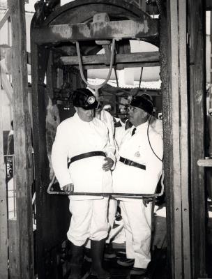 Francisco Franco (dcha), ataviado con equipo de minero, se dispone a descender al pozo de San Teodoro, dedicado a la extracción de cinabrio, durante su visita a la localidad ciudarealeña de Almadén. EFE/Miguel Cortés/jgb
