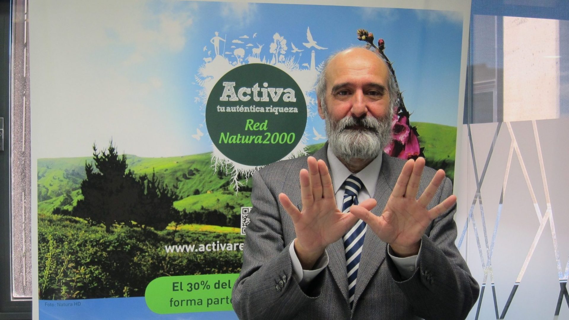 Juan Martín Cano, director de ANFEVI, durante su visita a la redacción de EFEverde haciendo el gesto del Día Europeo de la Red Natura 2015
