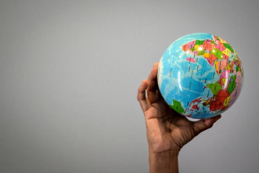 Un delegado levanta un globo terráqueo mientras posa para una foto durante su participación en la Conferencia sobre el CambioClimático COP23 en Bonn (Alemania) el 8 de noviembre de 2017. (Foto: EFE/Phillipp Gueland)
