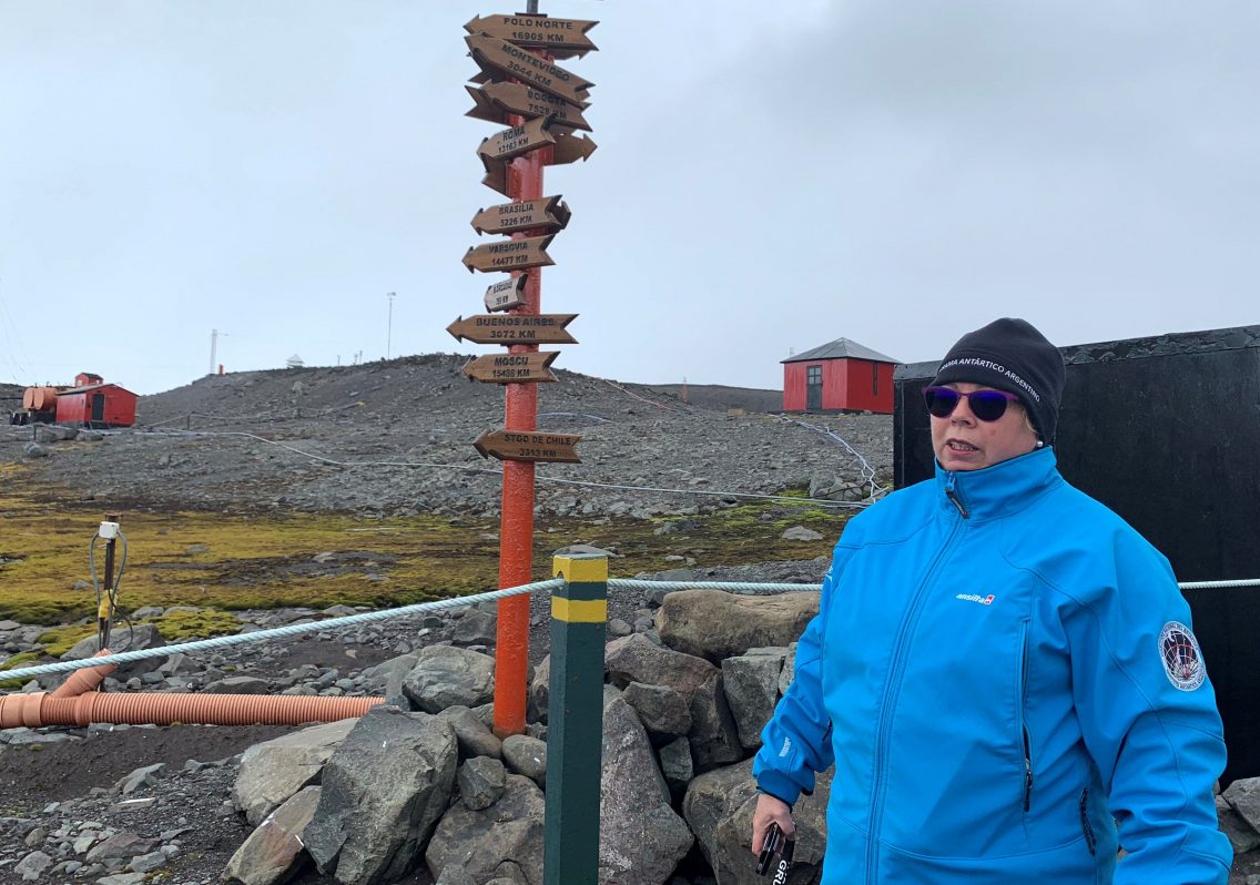  ISLA REY JORGE (ANTÁRTIDA), 08/01/2019.- Una miembro de la expedición pasea por el exterior de la base Carlini hoy, en la Isla Rey Jorge (Antártida)