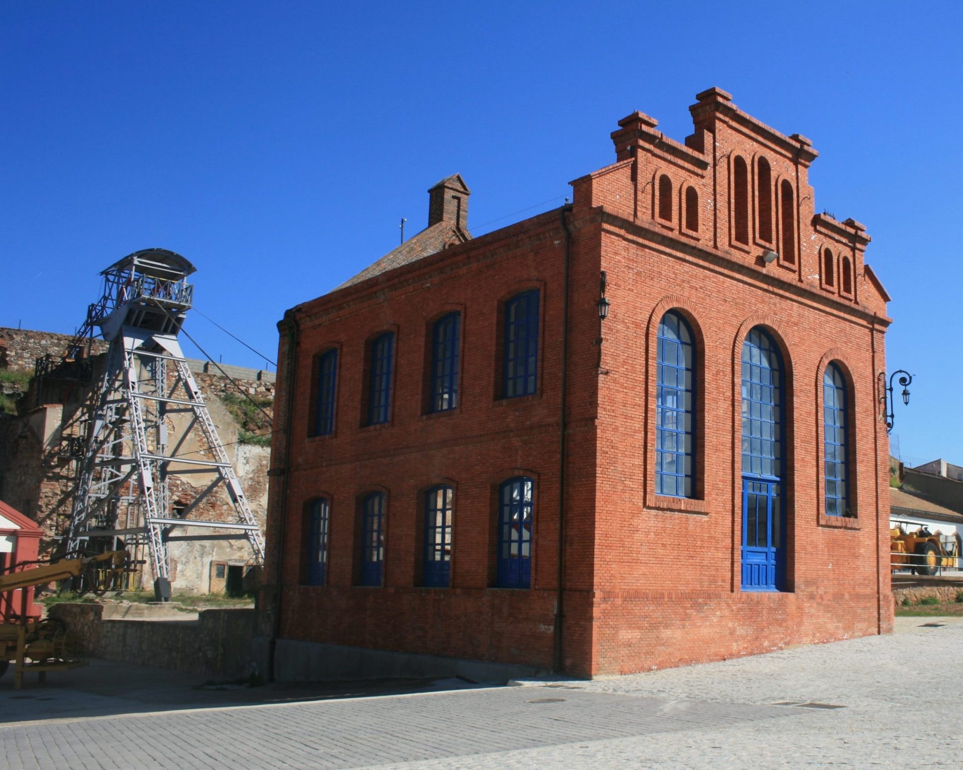 Uno de los edificios de mayor relevancia y más bello del Parque Minero es sin duda el edificio de máquinas de San Aquilino, con su castillete metálico.
