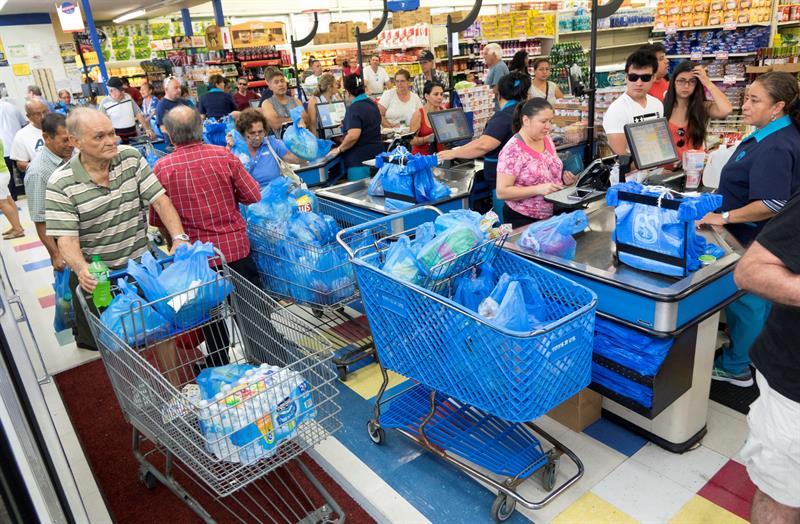Acopio de víveres en un supermercado de Miami antes de la llegada del huracán Matthew. 