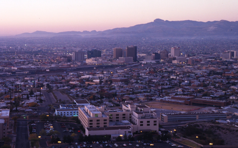 An aerial view of the neighbouring cities of Cuidad Juarez and El Paso on the Mexican/USA border. Much of the water used is extracted from the Rio Grande and aquifers under the Chihuahua desert. Date Created: Copyright Credit: © Edward Parker / WWF