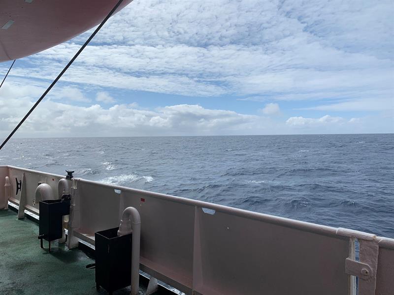Vista del Pasaje de Drake, que separa a América del Sur de la Antártida, y es conocido porque sus olas pueden superar los 10 metros de altura y su navegación es una de las más desafiantes del planeta, el pasado 2 de enero de 2019. La calma regresa paulatinamente al barco Ushuaia, donde ochenta líderes científicas de todo el mundo enfrentaron la primera gran prueba de su travesía hacia la Antártida: las aguas del pasaje de Drake, consideradas por los navegantes como las más tormentosas del planeta. En el día 2 de la expedición, tras zarpar del puerto de la ciudad argentina de Ushuaia, transcurrieron cerca de seis horas antes de comenzar a sentir las olas del Drake o mar de Hoces, que según la tripulación, en su mayoría argentinos y chilenos, pueden alcanzar hasta diez metros, con vientos de más de 150 kilómetros por hora. EFE/ Diana Marcela Tinjacá