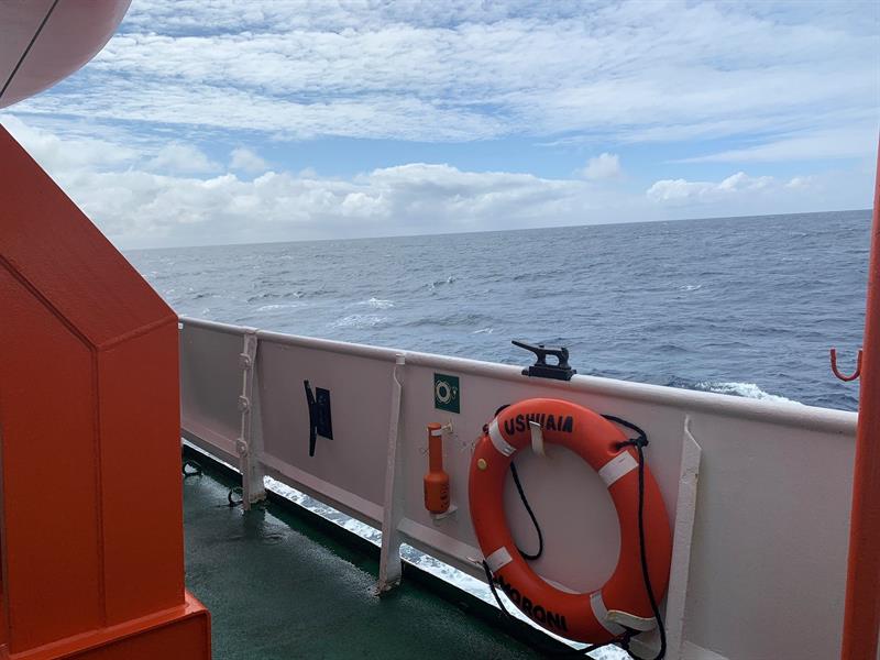 Vista del Pasaje de Drake, que separa a América del Sur de la Antártida, y es conocido porque sus olas pueden superar los 10 metros de altura y su navegación es una de las más desafiantes del planeta, el pasado 2 de enero de 2019. La calma regresa paulatinamente al barco Ushuaia, donde ochenta líderes científicas de todo el mundo enfrentaron la primera gran prueba de su travesía hacia la Antártida: las aguas del pasaje de Drake, consideradas por los navegantes como las más tormentosas del planeta. En el día 2 de la expedición, tras zarpar del puerto de la ciudad argentina de Ushuaia, transcurrieron cerca de seis horas antes de comenzar a sentir las olas del Drake o mar de Hoces, que según la tripulación, en su mayoría argentinos y chilenos, pueden alcanzar hasta diez metros, con vientos de más de 150 kilómetros por hora. EFE/ Diana Marcela Tinjacá