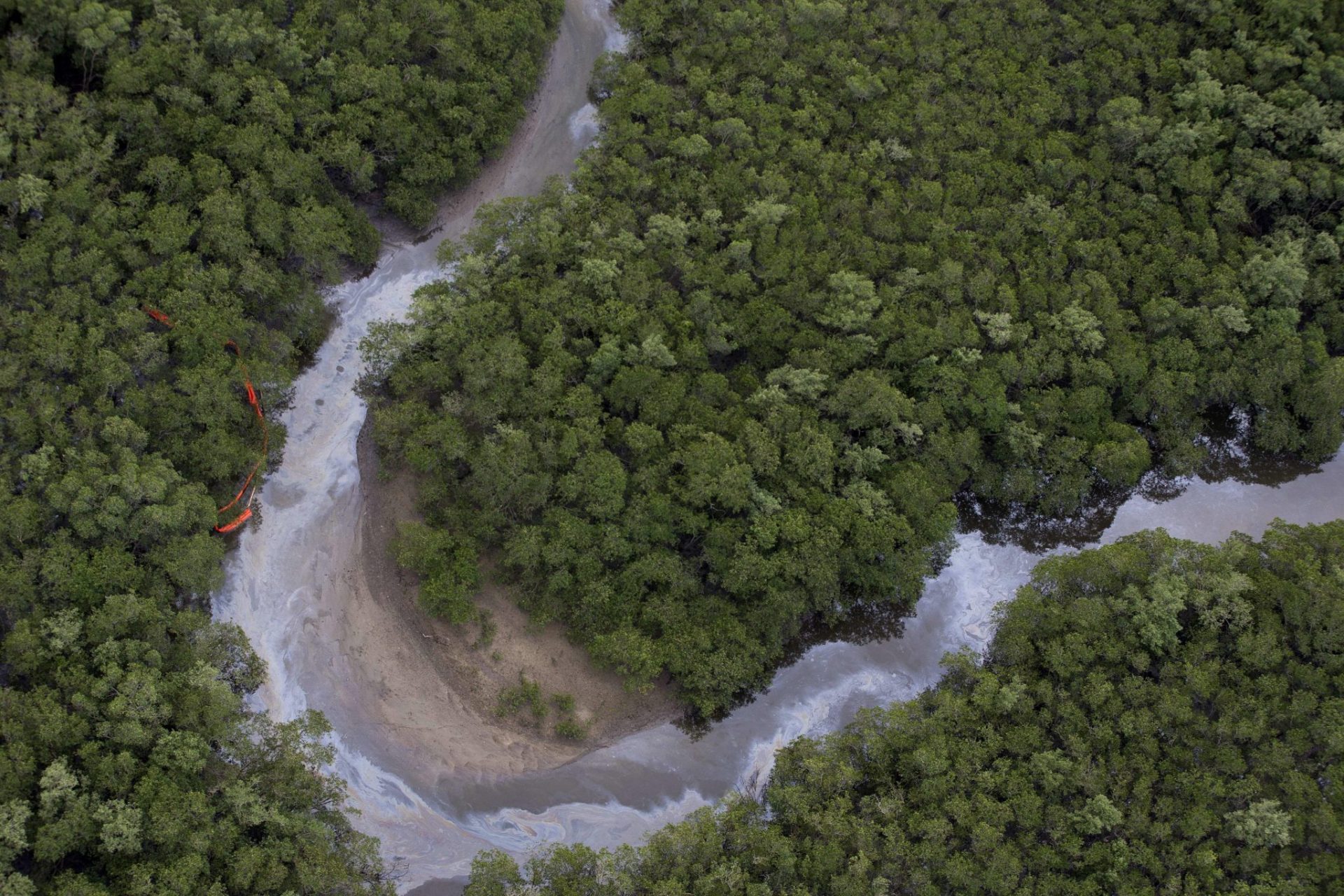 Vista aérea de una mancha de petróleo sobre las aguas del Rio Itinguçu (Brasil) por un vertido de la empresa Transpetro.