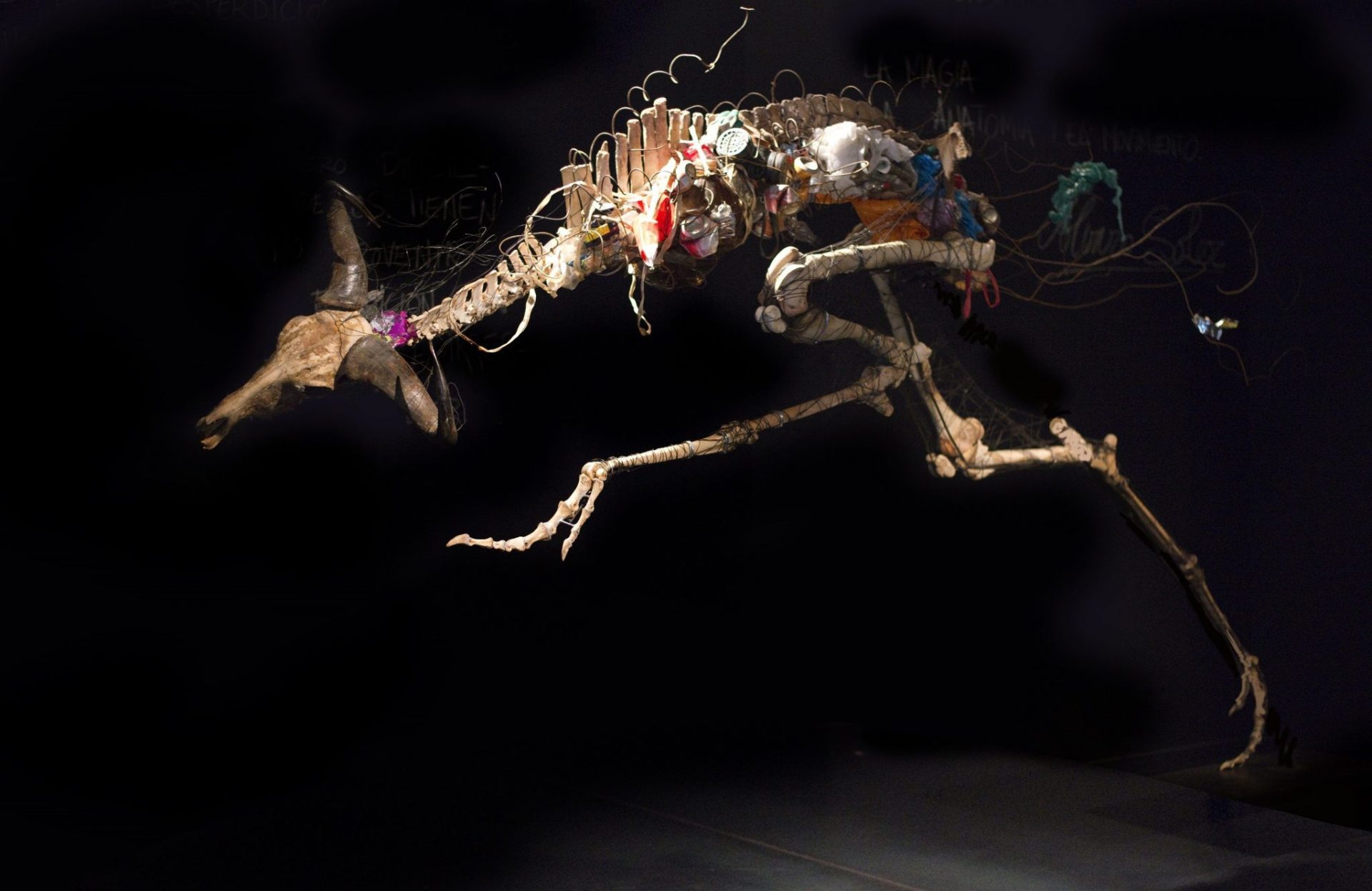 Fauno (2014) Ser que mide 4m x 2,7m. Con un cráneo de ñú, cuello con vértebras de cerdo, tronco de caballo, patas de vaca y avestruz, alambre, basura y pedestal. © Carlos Bellvehí