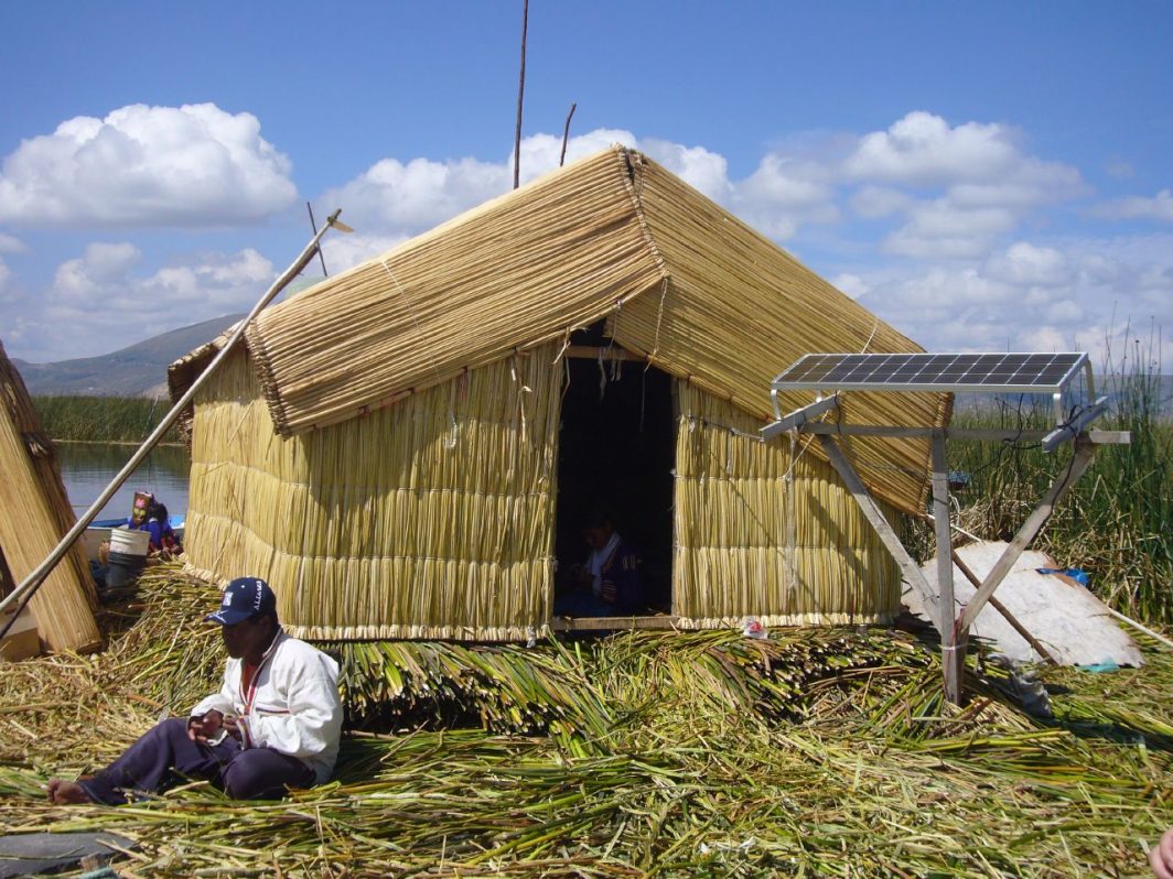Casa de caña con paneles solares en Los Uros, Lago Titicaca, Perú. (CC) Yan-Di Chang (Creative Commons, Attribution 2.0 Generic