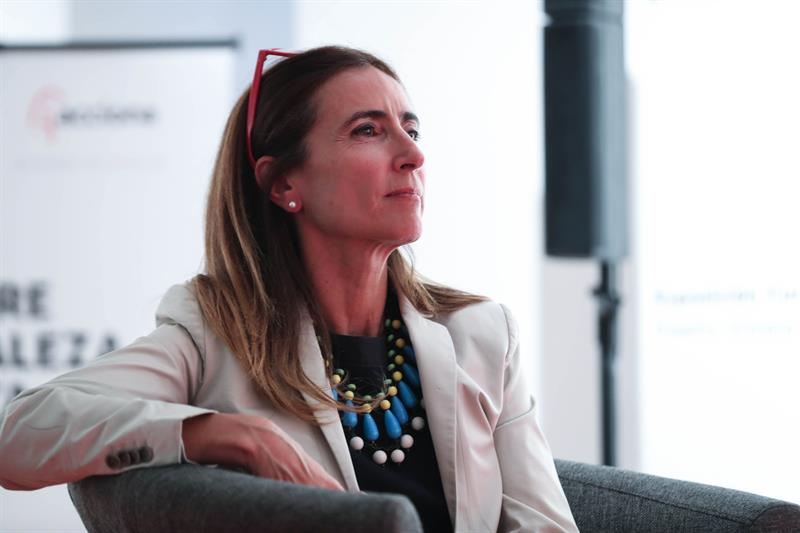 La ministra de Medio Ambiente de Chile, Carolina Schmidt, habla en entrevista con Efe este lunes, en Santiago (Chile). La reciente expedición de 80 líderes científicas a la Antártida pone de manifiesto que "la mujer está llamada a liderar la lucha más importante de todas: salvaguardar el planeta", dijo hoy en una entrevista con Efe Schmidt. La alta funcionaria expresó que "las mujeres han sido partícipes activas en todas la grandes luchas que ha dado la humanidad", pero que "a diferencia de épocas anteriores, hoy día tiene un rol en primera línea" y una misión tan importante en la acción climática. EFE/ Alberto Valdés