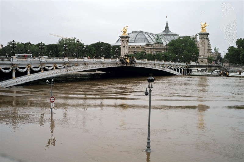 Las farolas parcialmente sumergidas junto al puente Alexandre III en el Sena, en París. 