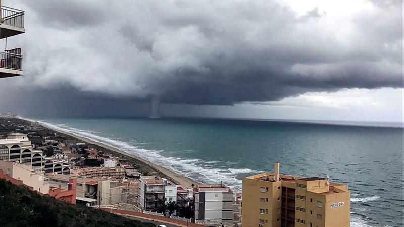 "espectacular" tromba marina, visible desde Sueca, El Perelló y Cullera, la "más nítida e imponente captada en la costa" de la Comunitat Valenciana en la última década, según la Agencia Estatal de Meteorología (Aemet)