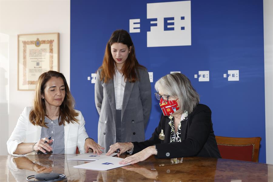 Nieves Rey (Ecoembes) , Irene Martín (ganadora de la beca) y Gabriela Cañas (EFE)