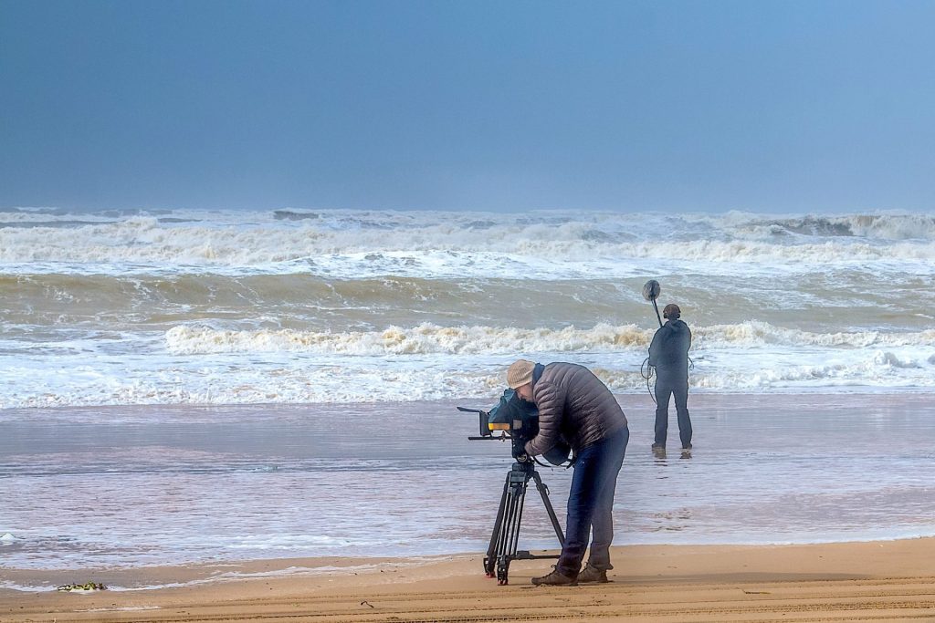 El equipo de una productora de cine filma secuencias para un documental de naturaleza en la costa de Huelva. EFE/Alfredo Martínez