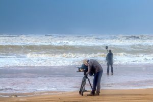 El equipo de una productora de cine filma secuencias para un documental de naturaleza en la costa de Huelva. EFE/Alfredo Martínez