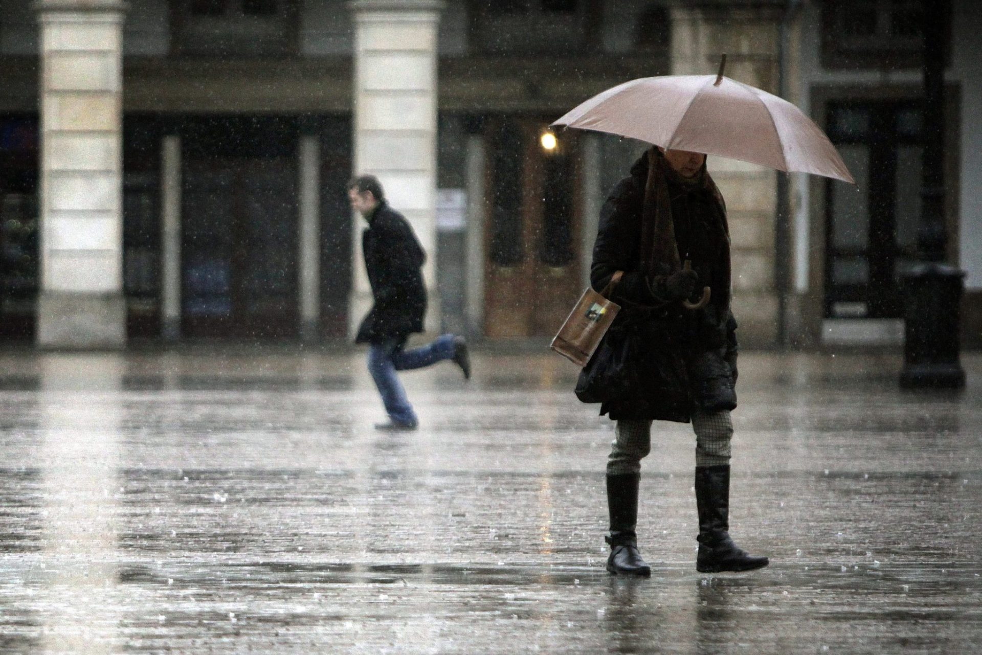 Una persona camina con paraguas bajo la lluvia. Foto de archivo. EFE/Cabalar
