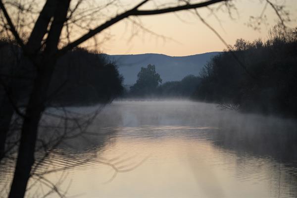 Vista del río Bullaque a su paso por Piedrabuena, Ciudad Real este sábado. Ecologistas en Acción (EA) ha rechazado la propuesta de Plan Hidrológico para la demarcación española del río Guadiana presentada y aprobada por la Confederación Hidrográfica del Guadiana (CHG) para los años 2022-2027. EFE/Jesús Monroy