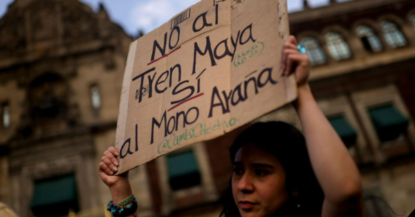 "No al tren maya, sí al mono araña", reza un cartel en una protesta en Ciudad de México contra el polémico ferrocarril, marzo de 2022. Los ecologistas están preocupados por las amenazas del proyecto para la biodiversidad de la península de Yucatán. (Imagen: Edgard Garrido / Alamy)