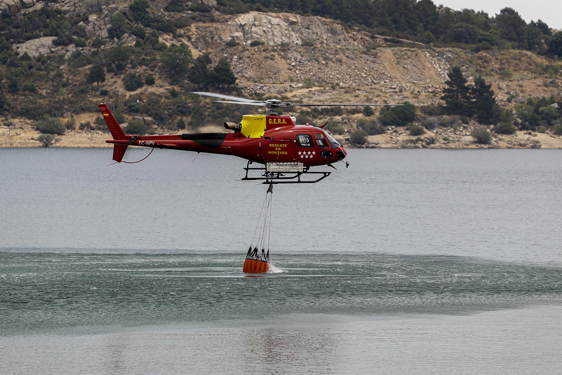 Continúa sin darse por controlado el incendio en Collado Mediano (Madrid)