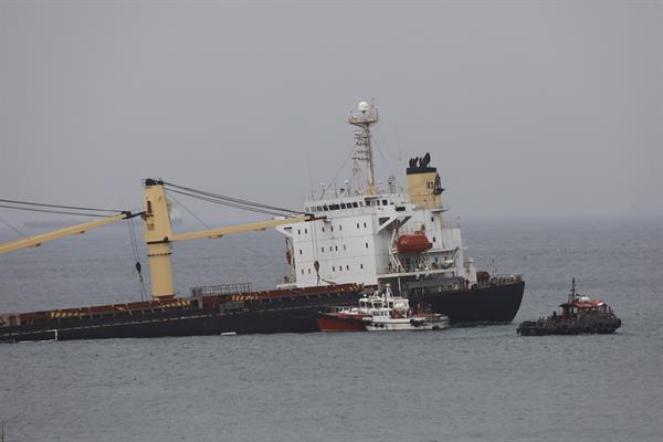 GIBRALTAR, Imagen del buque granelero 0S 35, tras su colisión con el Adam LNG en la Bahía de Algeciras. El casco del barco se ha roto este miércoles.EFE/A.Carrasco Ragel.