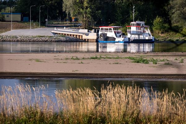 El transbordador Flisak en el río Vístula en Solec Kujawski, en el norte de Polonia, el 14 de agosto. El bajo nivel del río impide que el buque circule con regularidad. (Polonia) EFE/EPA/Tytus Zmijewski POLONIA OUT