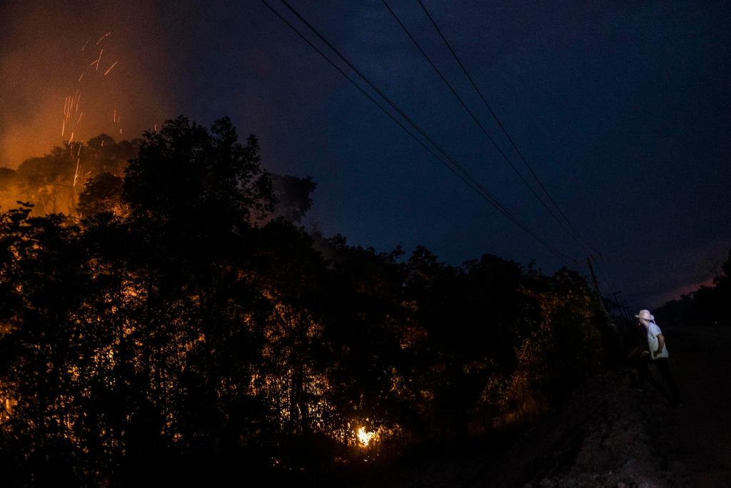 Un incendio quema la selva amazónica, el 6 de septiembre de 2022 en la región de Borba, al sur del estado de Amazonas (Brasil). EFE/Raphael Alves