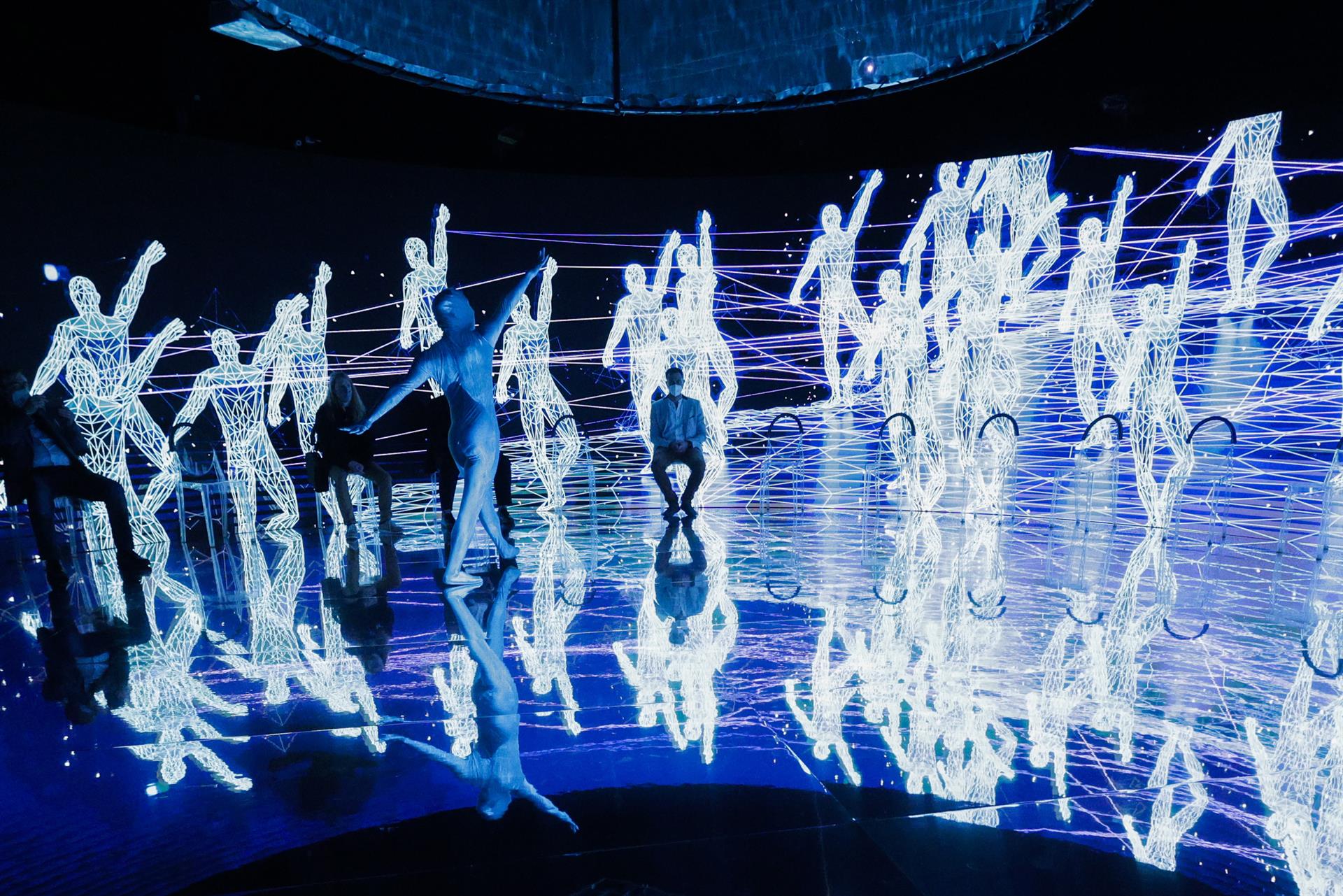 GRAFCAT3952. L'HOSPITALET DE LLOBREGAT (BARCELONA), 02/03/2022.- Una experiència audiovisual hologràfica en 360º representa las 52 empresas entidades y centros tecnológicos catalanes representados en el Stand de Cataluña en el Mobile World Congress de Barcelona, donde la apuesta por el metaverso, que no es exactamente una realidad virtual, sino algo más, y avanza posiciones y se proyecta como próxima revolución tecnológica en nuestras vidas. EFE/Quique Garcia