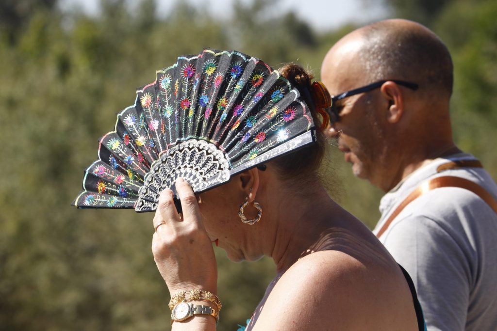 CÓRDOBA, Foto de archivo. Una turista se protege del sol con un abanico para aliviar las altas temperaturas en la ciudad de Córdoba, que se encuentra en aviso amarillo por calor. EFE/Salas